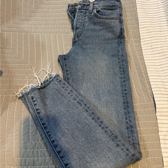 Classic Blue Levi’s Wedgie Women's Jeans - Picture 2 of 5